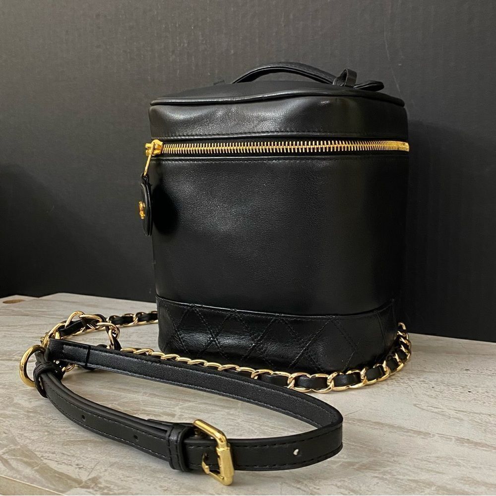 CHANEL CC Bicolore Lambskin Vanity Bag - Picture 3 of 17